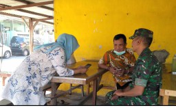 Babinsa Desa Panggreh Komsos di Warung bersama warga
