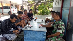 Pelda Subakir, Babinsa 0816/17 Gedangan komsos bersama Tokoh Pemuda Desa
