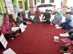 Babinsa 0816/13 Wonoayu Dampingi Petugas Kesehatan Penyuluhan Hipatitis