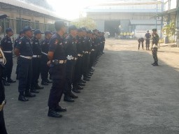 Babinsa Koramil 0816/17 Gedangan Membina Disiplin Anggota Security Dengan Latihan PBB