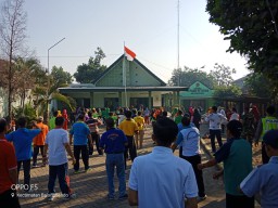 Anggota Koramil 0816/10 Balongbendo adakan senam bersama dengan forkopimka