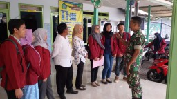 Arahan Babinsa Jabon kepada Mahasiswa yang Melaksanakan KKN.