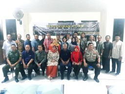 Babinsa koramil 0816/01 Kota Sidoarjo menhadiri pelantikan pengurus RT/RW Se Kel. Lemah Putro
