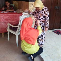 Babinsa Desa Sumberejo Koramil 0816/13 dampingi kepada para Lansia saat Pelayanan Posyandu