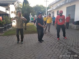 Danramil 0816/09 Krian Kapten Inf Siswanto laksanakan serter SKJ bersama warga