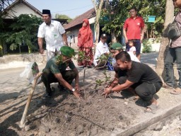 Babinsa Koramil 0816/13 Wonoayu dampingi penyerahan bak sampah dan bibit pohon sawo