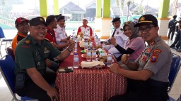 Jalin Hubungan Baik Dengan Komponen Masyarakat, Danramil Prambon Komsos Dialogis Dengan Komponen Masyarakat