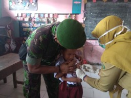 Babinsa 0816/06 Tanggulangin Desa Gempol Sari Tanggulangin Adakan Screening Kesehatan Sekolah