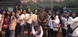 Serda Sunaryo mendampingi ibu-ibu PKK Desa Kedungturi rekreasi di pantai gemah Tulungagung