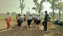 SDN Kali Dawir/ Tanggulangin Rutin Latihan Gerak Jalan Jelang HUT RI Yang Ke - 74