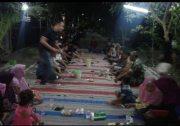 Wujud nyata Sebagai Babinsa yang dekat dengan warganya, Bahas lomba peringatan HUT Kemerdekaan RI ke 74 di Desa binaan