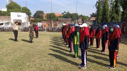 Anggota Koramil 0816/16 Waru bersama Polsek Waru melatih paskibra Kecamatan Waru