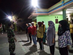 HUT ke-74 RI, Babinsa 0816/03 Buduran,Latih Gerak Jalan Ibu PKK Desa Sidomulyo Kecamatan Buduran