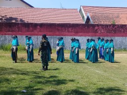 Anggota Koramil 0816/18 Sedati melaksanakan pelatihan PBB pada siswa-siswi MTS Nurul Huda