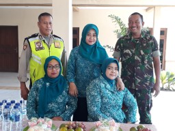 Babinsa Koramil 0816/09 Krian dan Babinkamtibmas pendampingan dlm rangka lomba Ibu-ibu PKK Desa Junwangi.