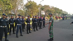 Babinsa Desa Prasung Serma Karli bekali materi PBB pada Security
