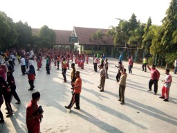 Forkopimka bersama anggota koramil0816/10 Balongbendo himbau warga untuk senam sehat bersama
