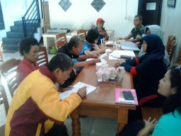 Babinsa Korami 03/Buduran beserta Puskesmas melaksnakan pendataan dan pengobatan di Panti penampungan orang gangguan jiwa