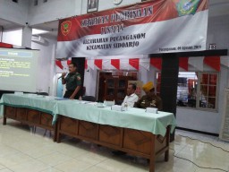 Danramil 0816/01 Sidoarjo beri materi wawasan Kebangsaan kepada anggota Linmas