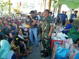BABINSA 0816/01 KOTA SIDOARJO PENGAMANAN PEMBAGIAN DAGING KURBAN DI BINAAN