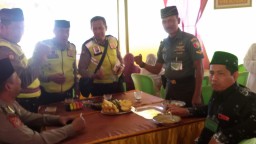 Anggota Koramil 0816/08 Jabon Hadiri Undangan Penyembelihan dan Pembagian Daging Hewan Kurban.