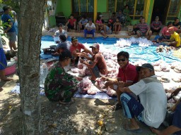 Anggota Babinsa Koramil 0816/12 Prambon guyup ikut penyembilahan hewan kurban di wilayah