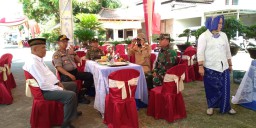 Babinsa Koramil 0816/09 dalam pendampingan penyembelihan dan pembagian daging kurban