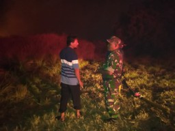 Babinsa Serma Ach. Saifi dan Sertu Muttakim anggota Koramil 0816/09 Krian bantu warga bersama PMK padamkan api