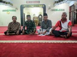 Babinsa 0816/03 Buduran melaksnakan komsos dengan takmir masjid