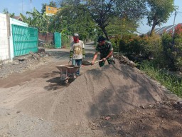 Babinsa Koramil 0816/01 Sidoarjo bantu perbaikan akses jalan Desa Urang Agung