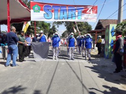 Sukseskan HUT RI ke 74, Pj. Komandan koramil 0816/10 Balongbendo Beserta Anggota melaksanakan pengamanan Gerak jalan