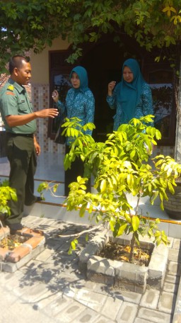 Babinsa Koramil 0816/08 Jabon menghadiri kegitan Ibu-ibu PKK di Desa Samambung.