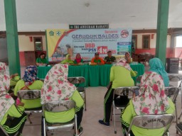Sinergi Babinsa Dengan Petugas Kesehatan GERUDUK BALDES Gerakan Dukung Basmi Lamuk Aedes.