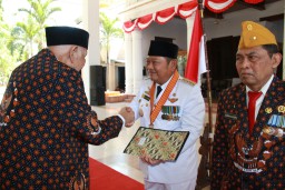 Bupati Sidoarjo Abah Ipul Raih Medali 9 Windu Kejuangan Kemerdekaan RI dari DHN Dewan Harian Nasional 45