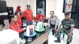 Dialogis Dengan Warga, Babinsa dan Bhabinkamtibmas Ajak Jaga Stabilitas Keamanan