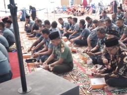 Danramil bersama Babinsa 0816/18 Sedati mengikuti pengajian dalam rangka HUT Lanudal Juanda
