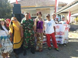 Anggota Koramil 0816/13 Wonoayu Pengamanan Karnaval Di Desa Karangpuri