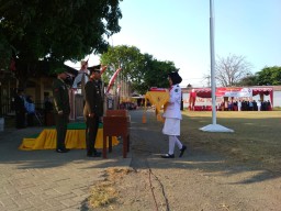Danramil 07/ Krembung sebagai Irup dalam Upacara Penurunan Bendera
