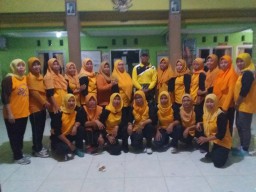 Sambut HUT RI Ke 74, Babinsa Koramil 0816/13 Wonoayu Melatih Ibu-Ibu PKK Peserta Gerak Jalan