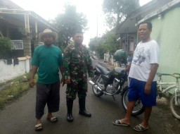 Kebersamaan Babinsa Koramil 0816/08 Jabon bersama Warga Binaannya