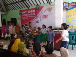 Babinsa Ramil 0816/10 Balongbendo hadiri Baksos pengobatan gratis