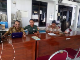 Komsos Babinsa Koramil 0816/03 Buduran Di balai desa dengan Perangkat desa