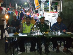 Babinsa Koramil 0816/15 Babinkamtibmas Bersama Warga Desa Binaan Semangat Dalam Memeriahkan HUT RI Ke 74