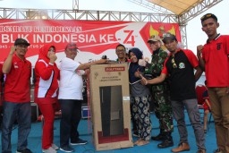 Babinsa Koramil 0816/09 Krian dampingi Kades Kraton Kecamatan Krian dalam rangka jalan sehat bersama warga.