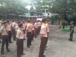 Babinsa Koramil 0816/09 bekali materi wasbang dan PBB pada siswa Pramuka SMK YAPALIS