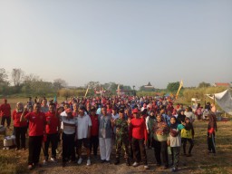 Babinsa Pucang anom sidoarjo jamin rasa aman pelaksanaan gerak jalan.