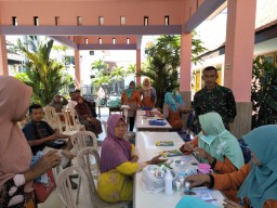 Babinsa Sawohan mendampingi para Pasien Posbindu di Wilayah Binaan