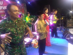 Semarak HUT RI ke 74, Joget bareng Babinsa Koramil 0816/09 dengan Kades Sidomulyo