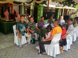 Dekat dengan warga, Anggota Ramil 0816/11 Tarik hadiri acara Khitanan