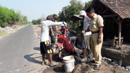 Anggota Koramil 0816/08 Jabon Bersama Perangkat Desa Permisan Melaksanakan Kerja Bakti.